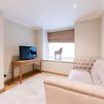 Luxury 6 Bedroom House In Southwick Street