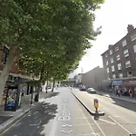 Nice 4 Bedroom Apartment Near City Centre 2-Min Walk To Metro !! Business & Family Friendly!!