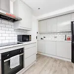 Modern 2 Bedroom Near Brixton Station