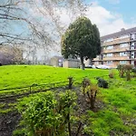 Modern 2 Bedroom Near Brixton Station