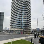 2 Bedroom Apartment Close to ExCel Exhibition, Emirate Cable to 02 Arena