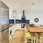 Modern Comfort Two Bedroom Gem On The Rye