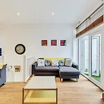 Modern Comfort Two Bedroom Gem On The Rye