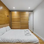 Stunning 2 Bed 2 Bath With Air Con + Garden