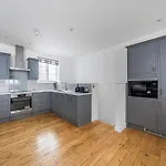 Stunning 2 Bed 2 Bath With Air Con + Garden