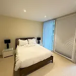 Contemporary 2Bd Flat Wbalcony Canary Wharf!