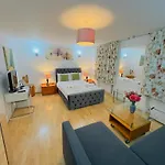 Bright Budget Studio Apartment In Central London