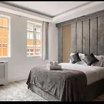 Luxury 4 Bed Knights Bridge
