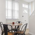 Quaint Mews Home In Chelsea