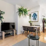 Elegant Kensington Apartment With Patio