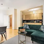 Elegant Kensington Apartment With Patio