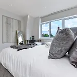 Contemporary 2 Bedroom Flat In Excellent Location!