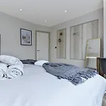 Contemporary 2 Bedroom Flat In Excellent Location!
