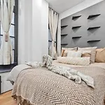 Two Bedroom Flat Right Opposite To Harrods Kb15