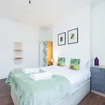 Stylish 2 Bed Apartment Near Notting Hill London