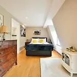Magnificent 2 Bed Hyde Park Mews House