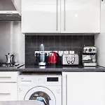 Trendy 4 Bed Apartment Near Vibrant Shoreditch W Balcony And Walking Distance To Tube