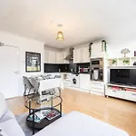 Trendy 4 Bed Apartment Near Vibrant Shoreditch W Balcony And Walking Distance To Tube