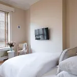 Small Sun Lit Studio Minutes From Kings Cross Station