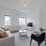 Luxury 3 Bedroom Apartment Near Hyde Park