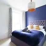Stylish Surrey Quays Apartment - 10 Mins From Station