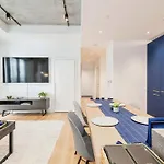 Chic 2 Bedroom Flat With Balcony