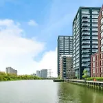 Chic 2 Bedroom Flat With Balcony