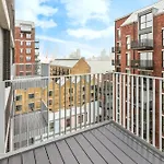 Chic 2 Bedroom Flat With Balcony
