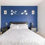 Stylish & Comfortable Top-Floor Flat In Harrow