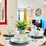 Weekly Or Monthly Stay - Relocation & Business - 4 Guests - By Hofin Stays Short Lets & Serviced Accommodation