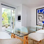 Veeve - Canalside Comfort