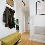 Bright And Spacious Flat Near Victoria Park