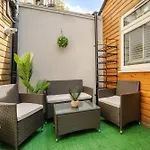 Stylish Two Bedroom Apartment By Central London With Garden