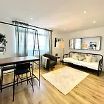 Bright & Spacious 1 Bed Steps From Hyde Park