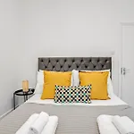 Central London 2-Bed With Garden