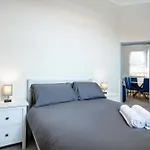 5A - Bright And Airy 2 Bedroom Apartment - Close To Central