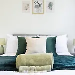 Beautiful 3-Bed Apartment In Shepherd\'S Bush