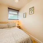Bright & Spacious Split Level Flat In Kennington