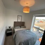 Deluxe Double Bed In Shared Apt Near Canary Wharf, City Airport & O2 Arena With Thames View
