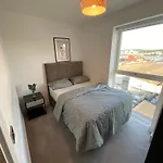 Deluxe Double Bed In Shared Apt Near Canary Wharf, City Airport & O2 Arena With Thames View