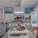 Contemporary 2 Bedroom House In Vibrant Shepherds Bush
