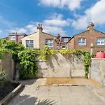 Modern 3 Bedroom Apartment In Tottenham