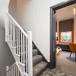 Spacious 6 Ensuite Bedroom House In Central London