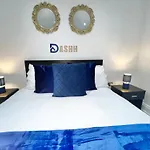 Three Bedroom Apartment By Dashh Properties Short Lets & Serviced Accommodation In Shepherds Bush Sleeps 9 With Free Wifi