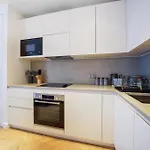 The Zurich Apartment, 6 Beds, 15Mins To Central London, 10Mins Wembley Stadium