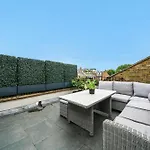 Stylish 2Bed 2 Bath House With Balcony