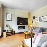 Stylish 2Bed 2 Bath House With Balcony