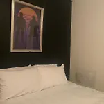 ✰Free Private Parking✰80S Retro 1Bedroom Serviced Apartment Canary Wharf London Perfect For Families Business & Leisure Guests