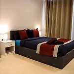 Modern London Apartment Near Greenwich - Rooftop City View