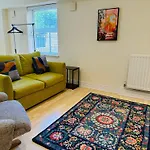Ground Floor Wimbledon Flat With Parking